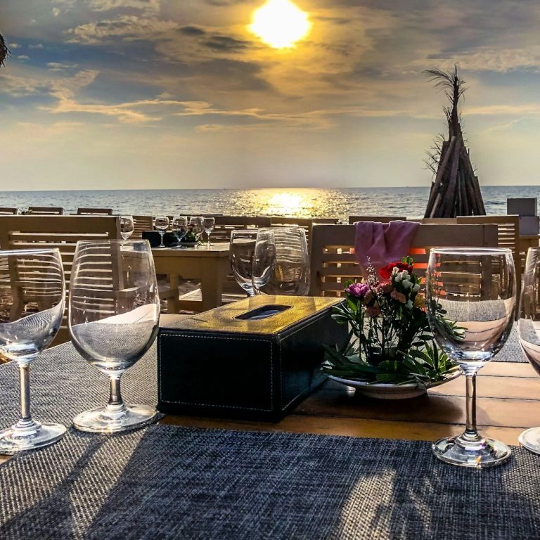 Ein schön gedeckter Tisch in einer Bucht am Meer